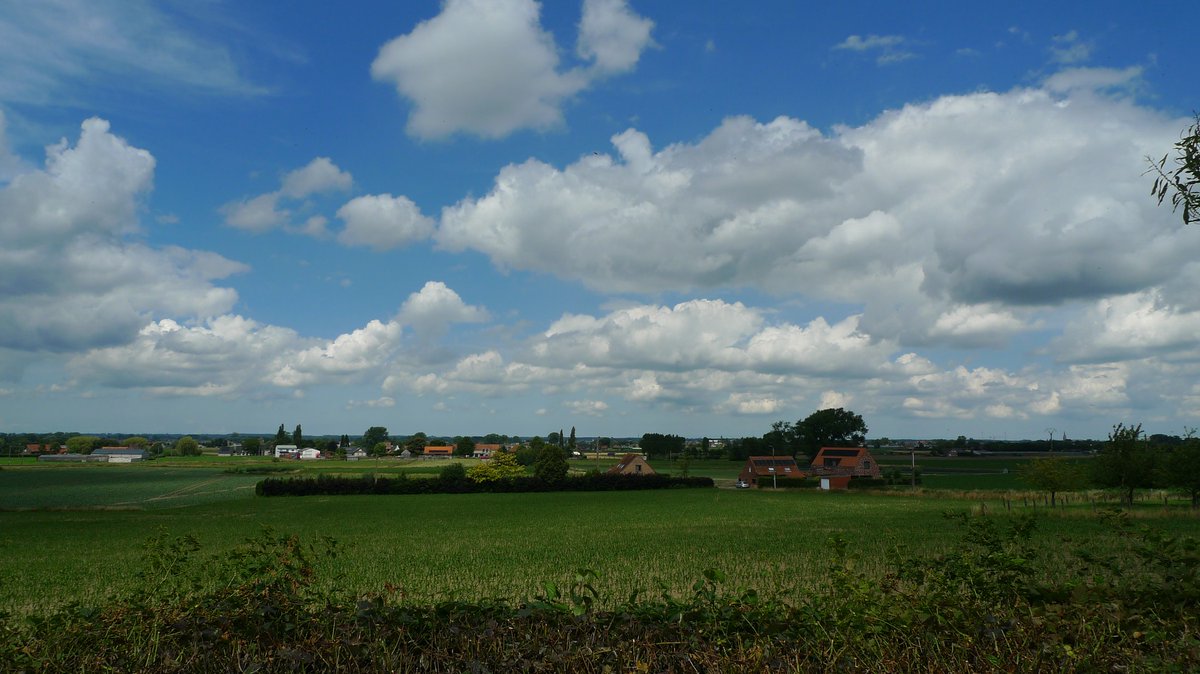 BIG BENCH
Pak je fiets of trek je wandelschoenen aan,
en word je een beetje moe, geen nood,
een zitbank vind je overal.
Maar eindelijk vond ik een model dat mij past,
en bovendien niet ondergepoept.
Kijk naar dit heerlijke panorama en relax.
Groene ronde - Trimard, #Hooglede