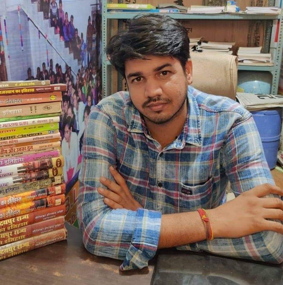 Goldplatinum24k's tweet photo. आपका गुरु कौन है?
जिससे आपको बहुत कुछ सीखने मिला है!

My favourite @SubhashCharan18 sir🙏💗

#GuruPurnima2024 #subhashcharan #ChkChkBoom #PaulPerry #Bannu #SonuSood #FolloForFolloBack #viral2024 https://t.co/4TxgdC6YZT
