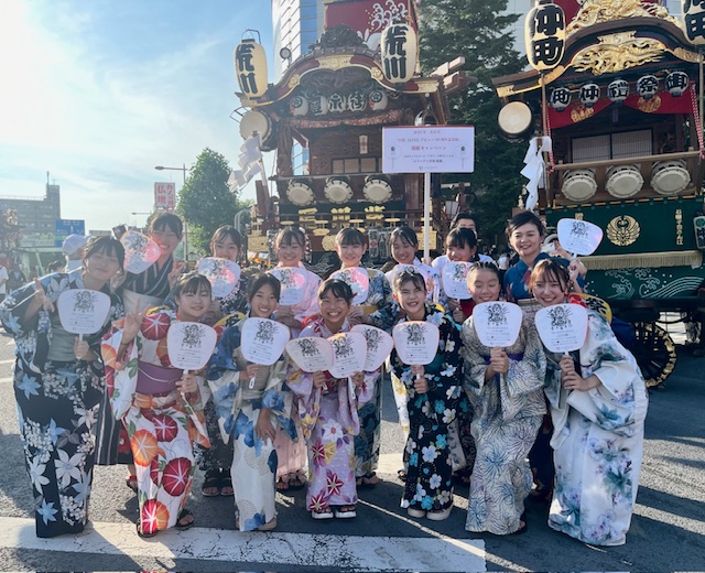 yagihashi_dept's tweet photo. 大変多くの皆様にお越しいただき
メリーアン音頭披露無事終了いたしました。
一緒に踊ってくださったファンの皆様
猛暑日の中 ありがとうございました。
今日、踊ってくれたダンススクールRaporaの皆さんです(拍手) https://t.co/rXp3XzJCxM