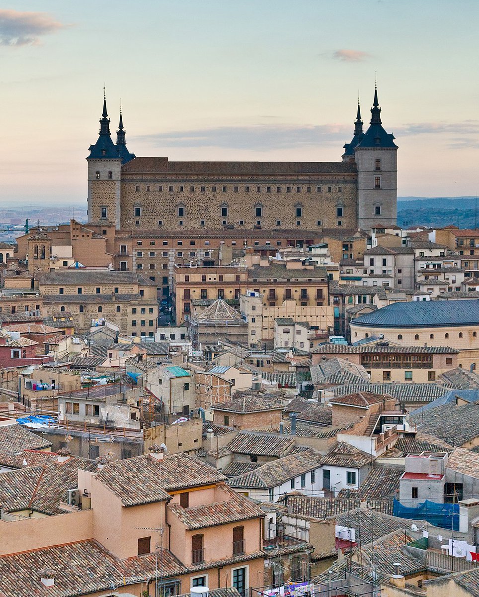 PlataformaMill1's tweet photo. #TalDíaComoHoy el 21 de julio de 1936, se iniciaba el emblemático asedio del #ÁlcazarDeToledo con el atrincheramiento de más de 1800 personas en la fortificación, todos bajo el mando del coronel D. José #Moscardó y del teniente coronel de la Guardia Civil Pedro Romero #Basart. https://t.co/vvFkbAHJMT