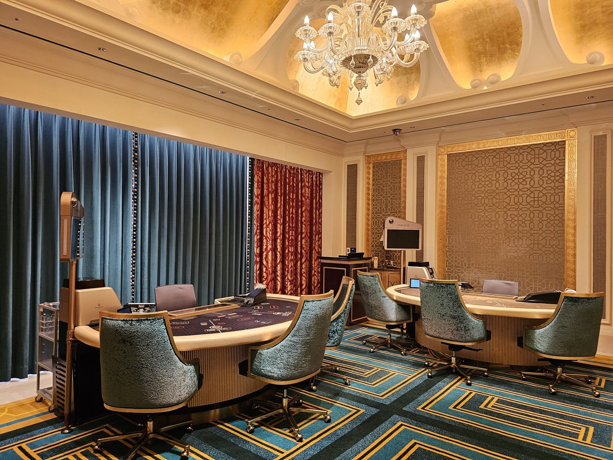 ✨カジノVIPルームのご紹介✨ VIPルームは持参金〇千万円以上お持ちいただいたVIPのお客様のみ、ご入場できる場所となっております。 1階フロアの ルームと、知る人ぞ知る8階スカイカジノがございます‼️ 完全個室でお客様がゲームに集中できる環境を整えております。