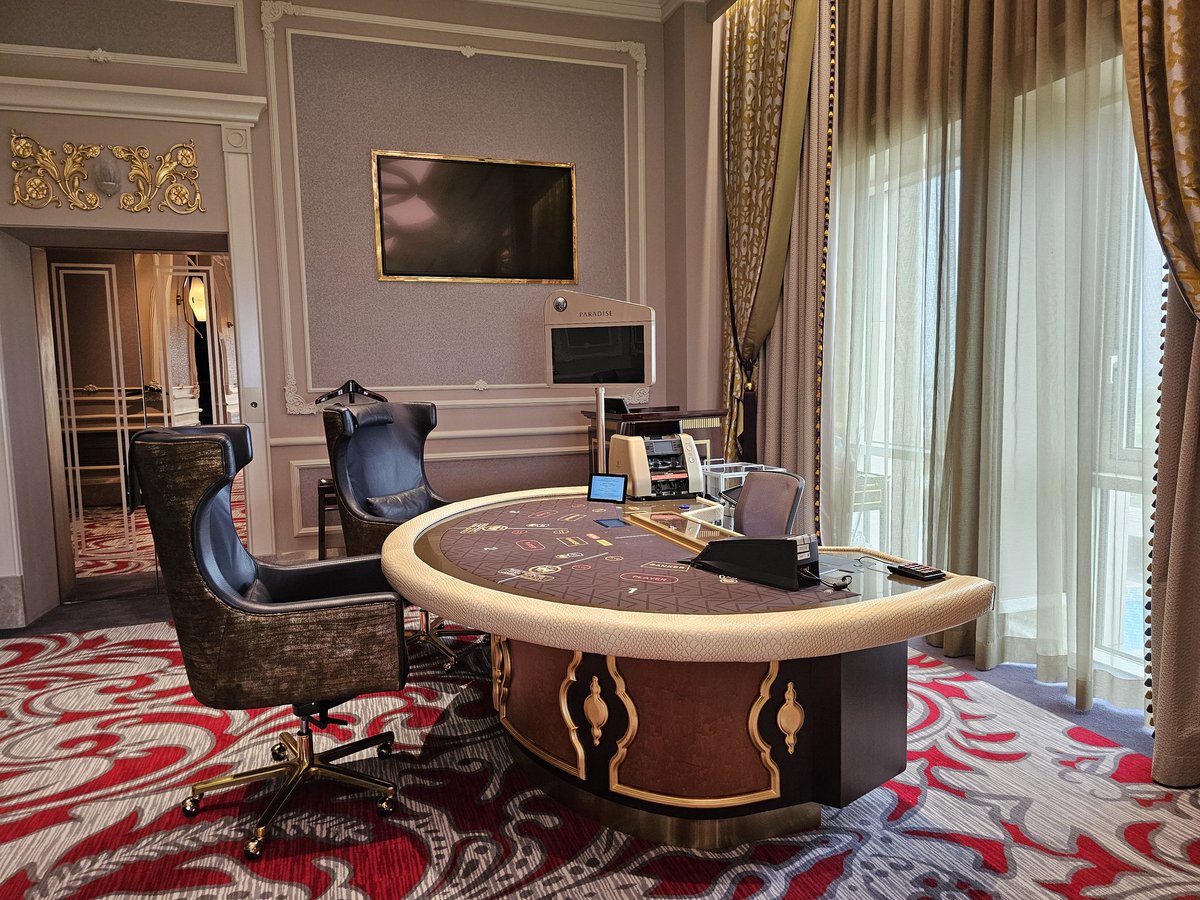 ✨カジノVIPルームのご紹介✨ VIPルームは持参金〇千万円以上お持ちいただいたVIPのお客様のみ、ご入場できる場所となっております。 1階フロアの ルームと、知る人ぞ知る8階スカイカジノがございます‼️ 完全個室でお客様がゲームに集中できる環境を整えております。