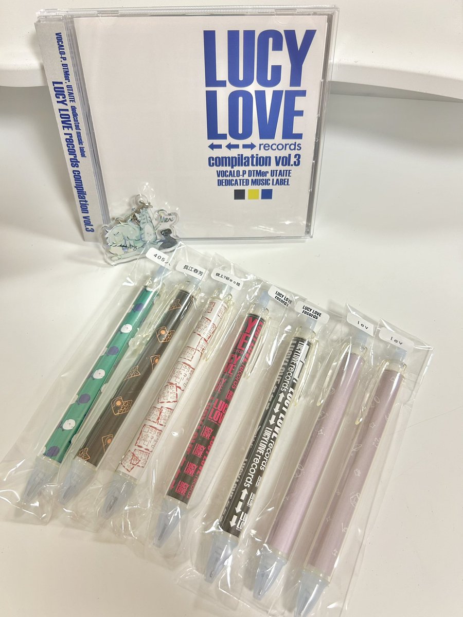 n__mak's tweet photo. ボーマスいってきた✌🏻❕

コンピとボールペン無事ゲット❕
色んな曲聞くの楽しみ🎧💭

levボールペン、NYASA柄でとっても可愛い♑️←見逃さない
何より天使れふ(2種)いるのやばい　可愛い　永久保存

 #levpost https://t.co/ixYdPs3f4U