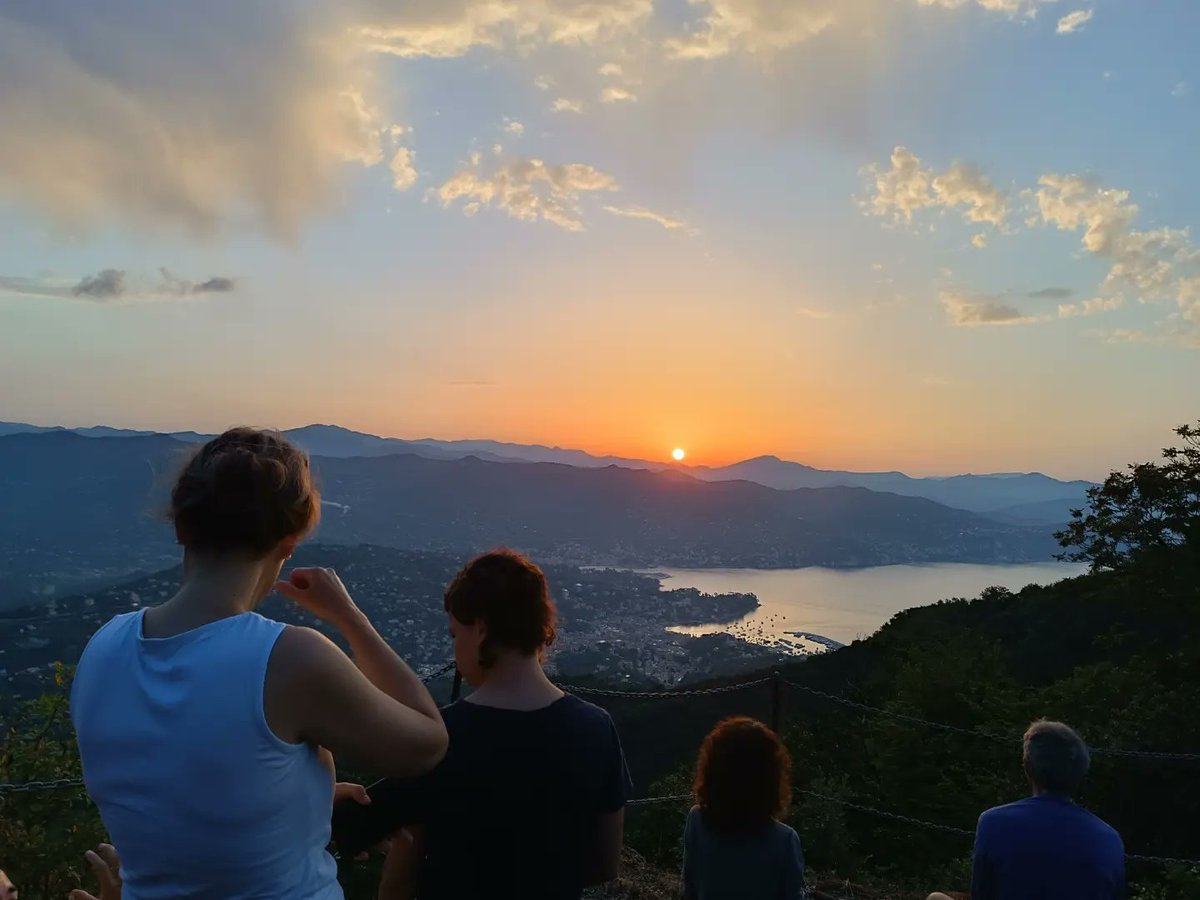 ParcoPortofino's tweet photo. #escursioneguidata all'alba.
Dal Monte Castelluccio all'apiario del #ParcodiPortofino nella quiete del mattino.
#lamialiguria #beactiveliguria #montediportofino #alba https://t.co/stevMKFmsZ