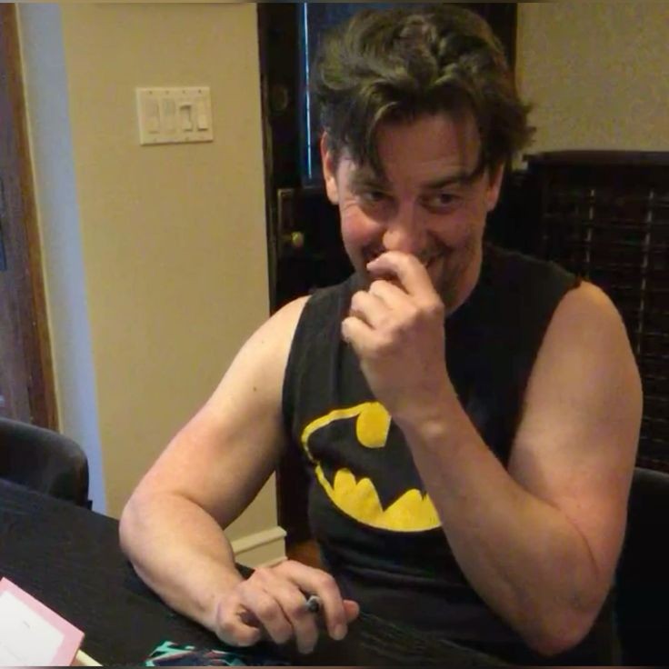 Cborle_esp's tweet photo. Día 75! Christian firmando fotos de Vox otra vez! 

#christianborle #hazbinhotel #vox #hazbinhotelvox #voxhazbinhotel #printsigning #broadway https://t.co/1Uars8fdBR