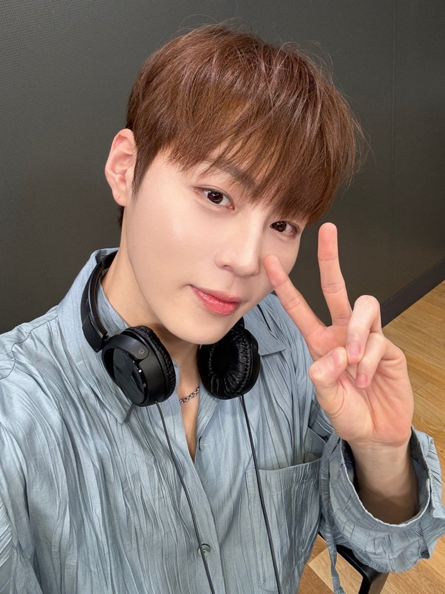 BPM_HSW's tweet image. [#하성운] ⏰ 
  
잠시 후 7시! SBS 파워 FM &amp;lt;박소현의 러브게임&amp;gt;에 하성운이 출연합니다📻 
감미로운 목소리는 플러스➕ 성운이가 소개하는 차트 들으러 가요🎵
  
#HASUNGWOON #박소현의러브게임