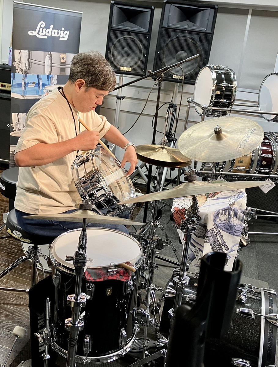 shima_koube's tweet photo. LudwigManiac
和やかで楽しいイベントが終了しました！

デモンストレーターの春日利之さんは
ドラムの演奏がかっこいいのは勿論の事
トークも面白く、分かりやすく、
ますますドラムが好きになりました✨
ご来場頂いた皆様ありがとうございます♪
#ludwig #春日利之 #島村楽器 https://t.co/Lrbm5p82wW
