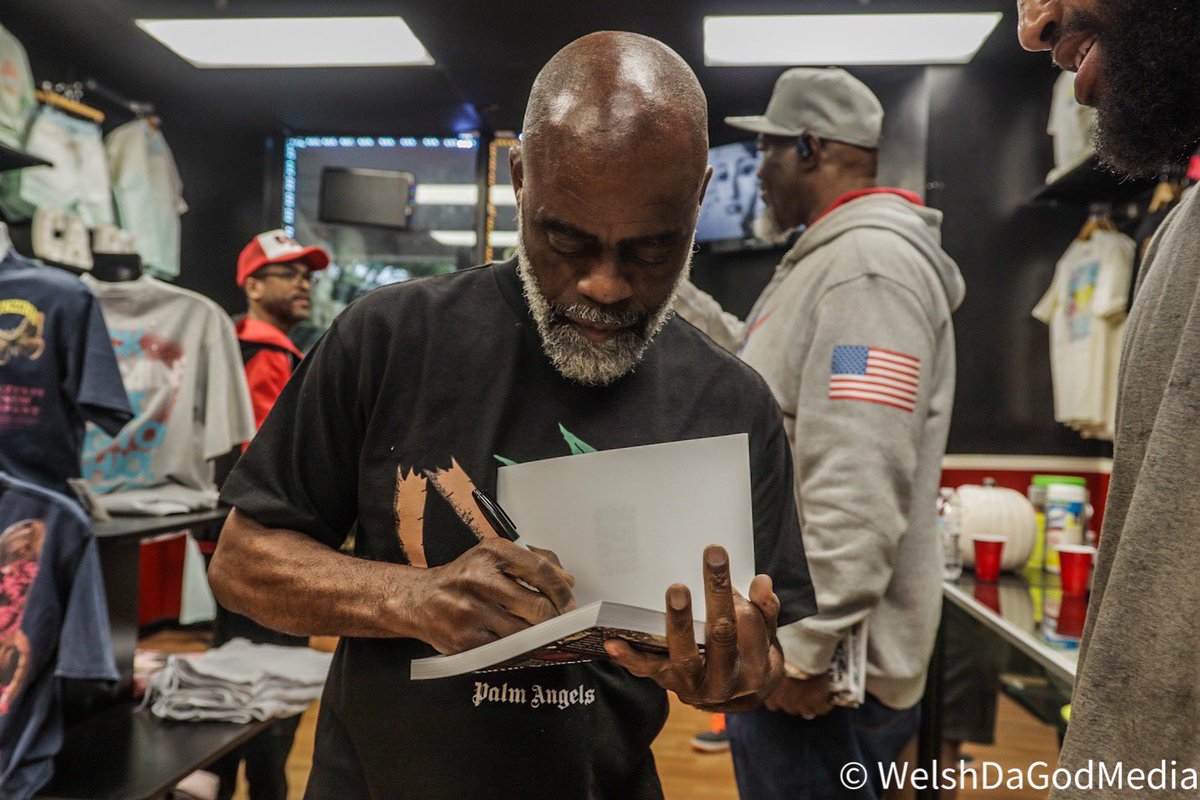 welsh_ci's tweet photo. Freeway Rick Ross New book out make sure y'all go support and read that ! Amazing story living legend ๐ซก @freewayricky ๐ธ @welshdagodmedia #shopatcaps #welshdagodmedia #onthesceneny #freewayrickross #photography #photographer https://t.co/iazSTp49Fz