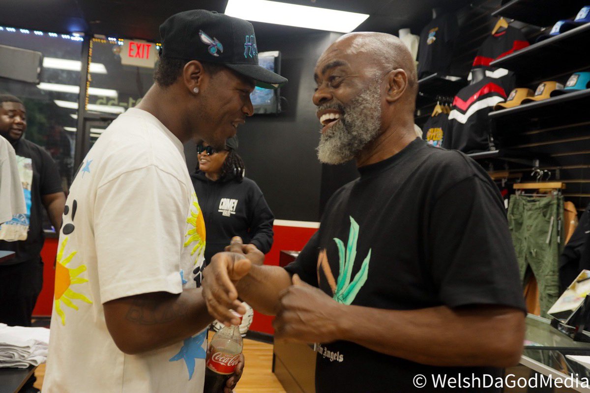 welsh_ci's tweet photo. Freeway Rick Ross New book out make sure y'all go support and read that ! Amazing story living legend ๐ซก @freewayricky ๐ธ @welshdagodmedia #shopatcaps #welshdagodmedia #onthesceneny #freewayrickross #photography #photographer https://t.co/iazSTp49Fz