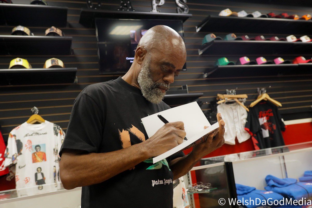 Freeway Rick Ross New book out make sure y'all go support and read that ! Amazing story living legend 🫡  @freewayricky 📸 <a href="/welshdagodmedia/">WelshDaGodMedia</a> #shopatcaps #welshdagodmedia #onthesceneny #freewayrickross #photography #photographer