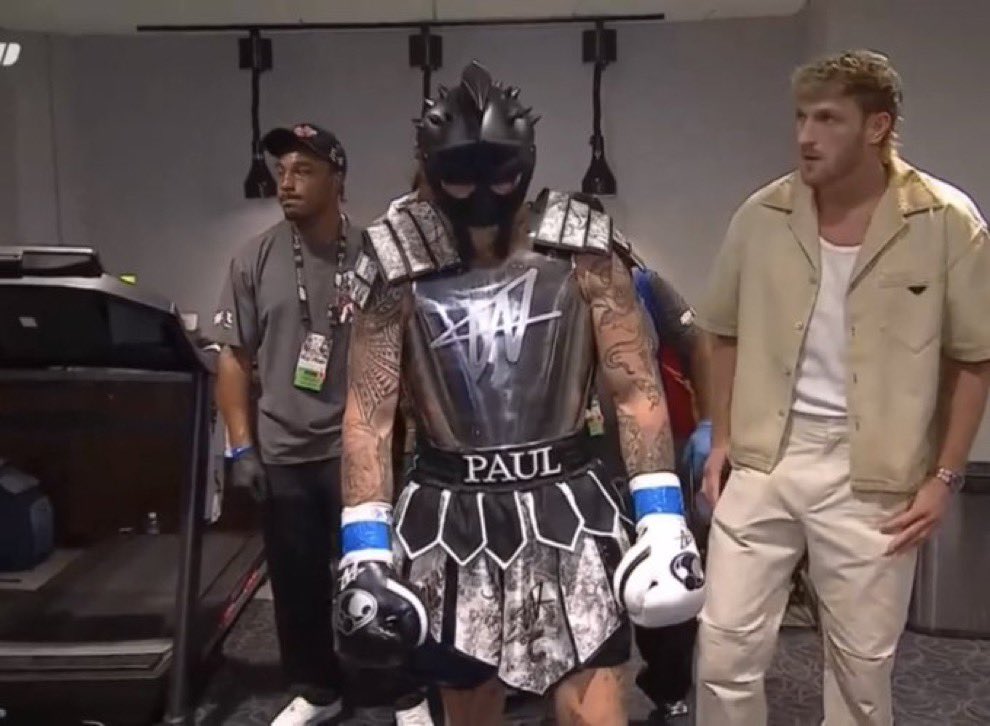 FadeAwayMedia's tweet photo. Logan Paul didn’t bring his United States Championship to the fight
He definitely losing it at SummerSlam 😂
#PerryPaul https://t.co/JphUouejdB