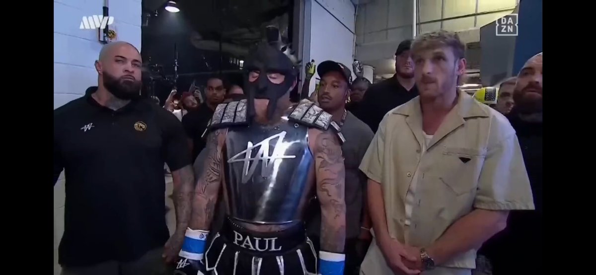 PopGoblin_'s tweet photo. Tf is this man wearing 😂 #jakepaul #jakepaulvsmikeperry #MikePerry https://t.co/Bg9QffSgeA