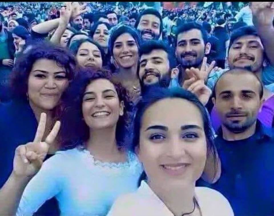 ++ KGD gedenkt der Opfer des Suruç-Attentats vom 20. Juli 2015 ++

Sie wollten beim Wiederaufbau von Kobanî helfen und bezahlten mit ihrem Leben. – Gestern vor 9 Jahren sind bei einem verheerenden Selbstmord-Anschlag in der „türkisch-syrischen Grenzstadt“ Suruç 33 Menschen