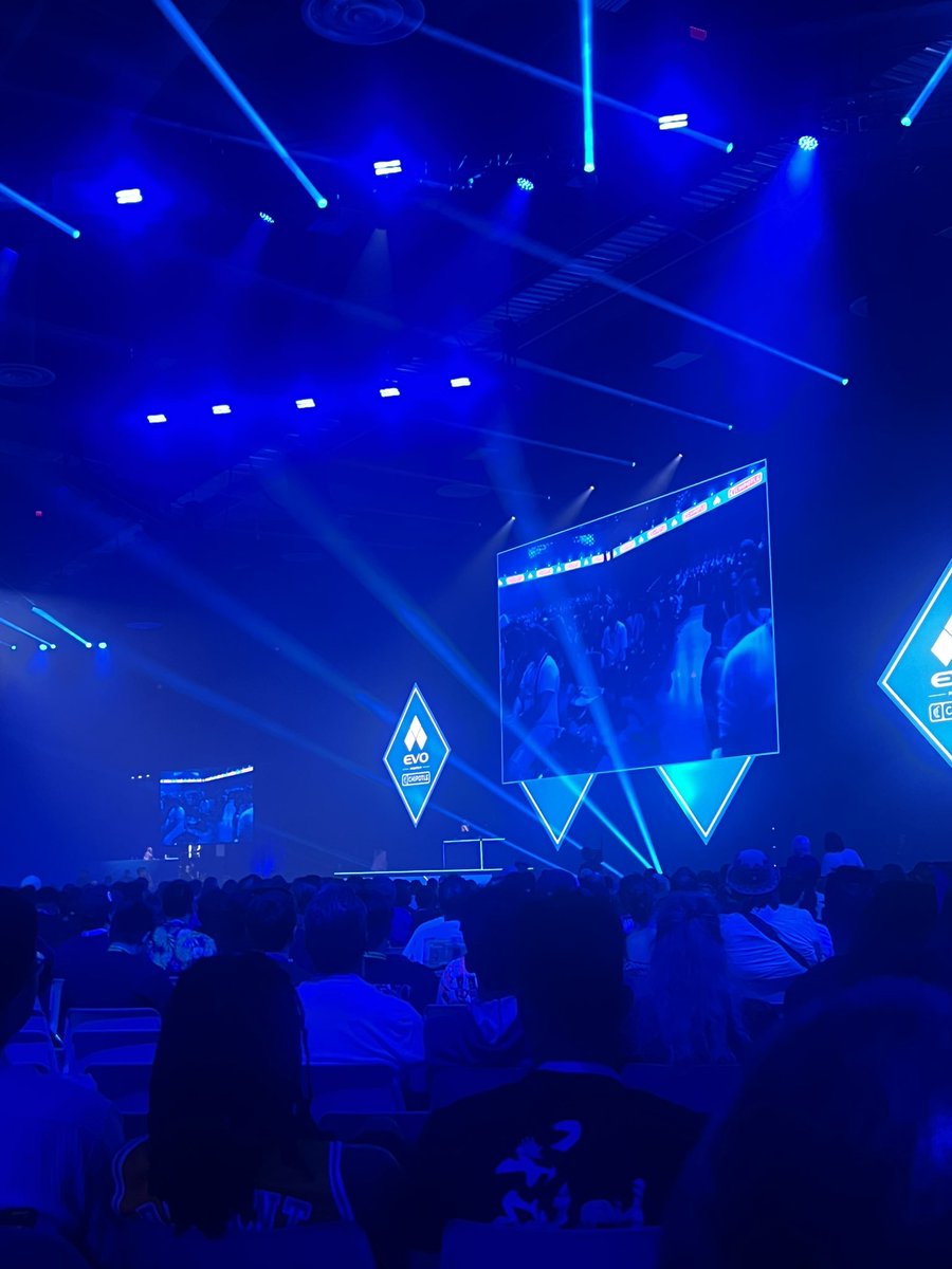 tonestirade's tweet photo. completely different energy being in this room vs watching on twitch https://t.co/3haDPkgrq9