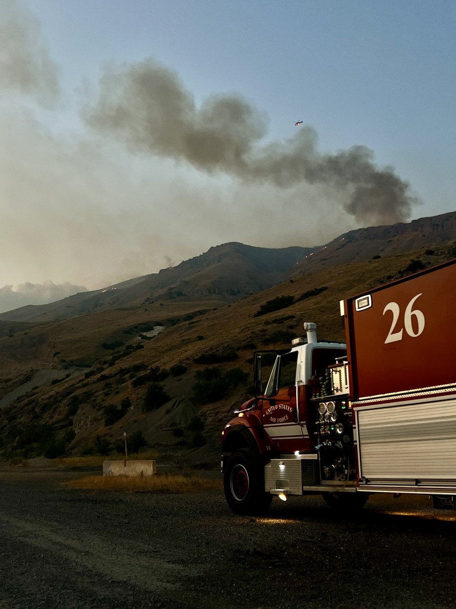 UTNationalGuard's tweet image. Our truck supported as a secondary water supply for helicopters since 8:30pm. Standing by as needed. Always ready.

#SLC #SaltLakeCity #slcfire