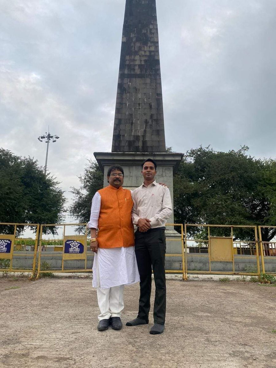 Rahul_04kumar's tweet photo. मनुष्य जीवन के अज्ञानता के अंधकार को दूर कर ज्ञान का प्रकाश लाने वाले 'गुरु ' को हमारी संस्कृति में देवतुल्य माना गया है।

सभी को गुरु पूर्णिमा की हार्दिक शुभकामनायें।

#GuruPurnima2024
#Bhimkoregaonb https://t.co/CE8P5mB1Jk