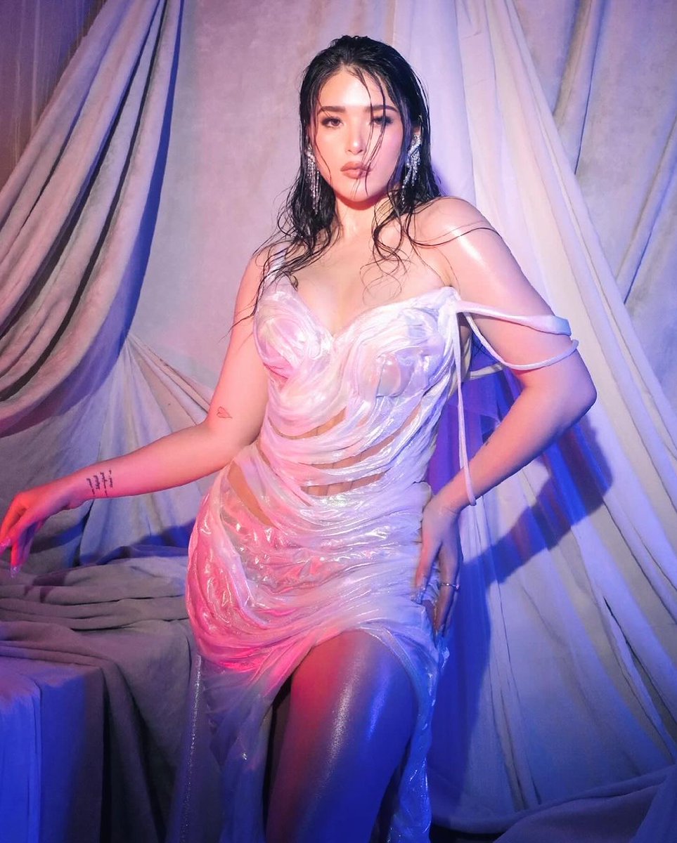 That's how you do it! 🤩 

#AsawaNgAsawaKo star Kylie Padilla radiates in her #GMAGala2024 outfit. Just look at that sparkle. ✨ 

📸: JP Yu