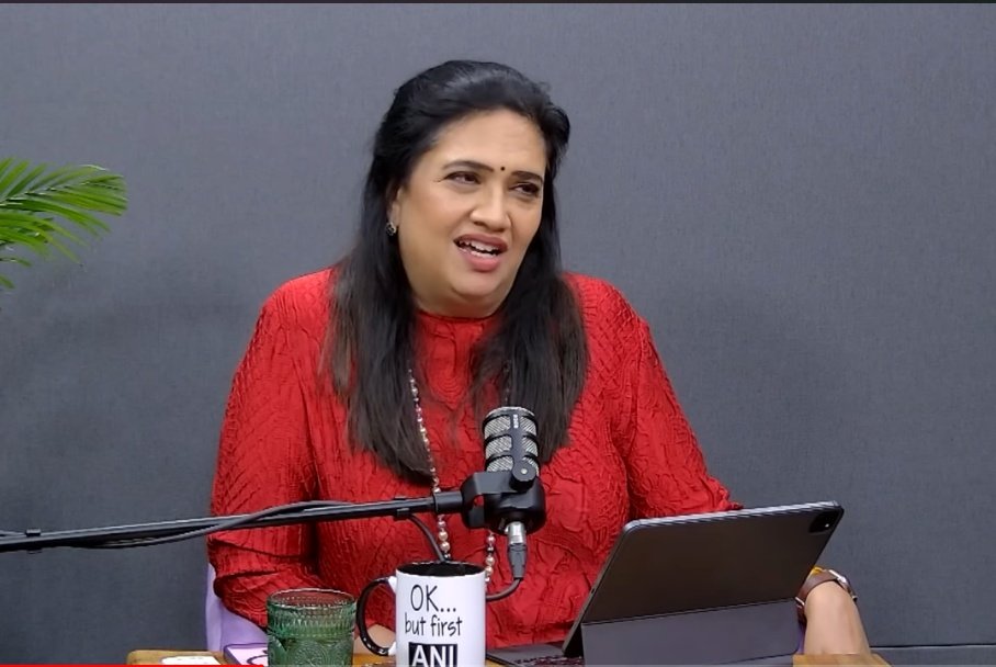 ANI पर स्मिता प्रकाश जी के साथ विकास दिव्यकीर्ति जी पॉडकास्ट में बैठे हुए थे तो 

स्मिता प्रकाश जी ने एक सवाल किया तो इसपर विकास दिव्यकीर्ति जी मीडिया के बारे में बताने लगे, उन्होंने कहा कि 

एक मीडिया हमेशा सरकार के पक्ष में बोलती है जिसे "गोदी मीडिया" कहते हैं😂😂

यह सुनकर