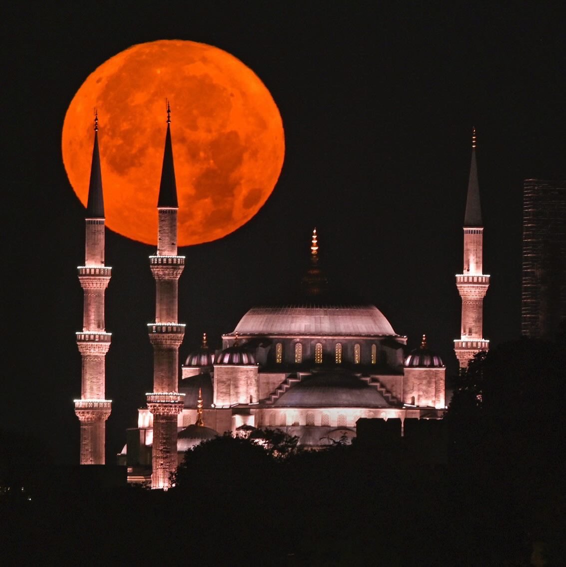 JeffOvers's tweet photo. Istanbul, the #BuckMoon setting behind the Blue Mosque just before dawn this morning https://t.co/OZL8b3teqD