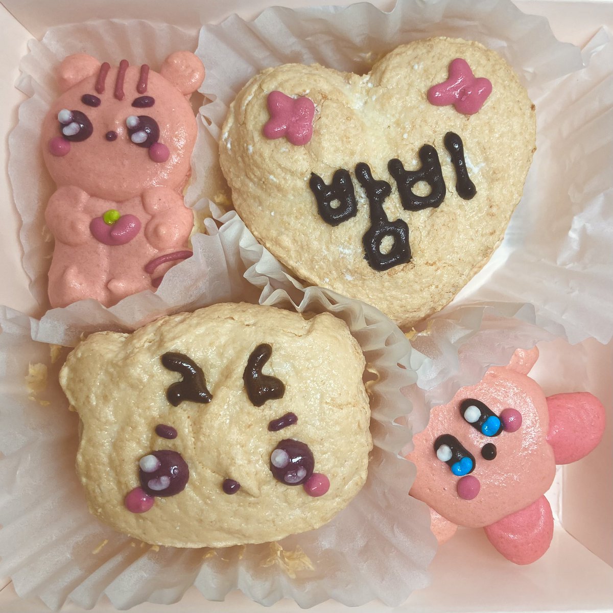mamelplli's tweet photo. 늦었지만 밤비 생카 디저트 후기!!🌸
너 무 맛 있 다… 엄마랑 둘이 순식간에 해치워버림🫠 모양도 귀여워서 먹기 아까웠던..
마카롱이랑 다쿠아즈 둘다 최고였어요😭 
오랜만에 먹어서 더 꿀맛이었다..💓

추천해준 @plvely_09 언니
선물해준 @spring9_plv 고마워요😆💗💗💗 https://t.co/BQciFFYSEW