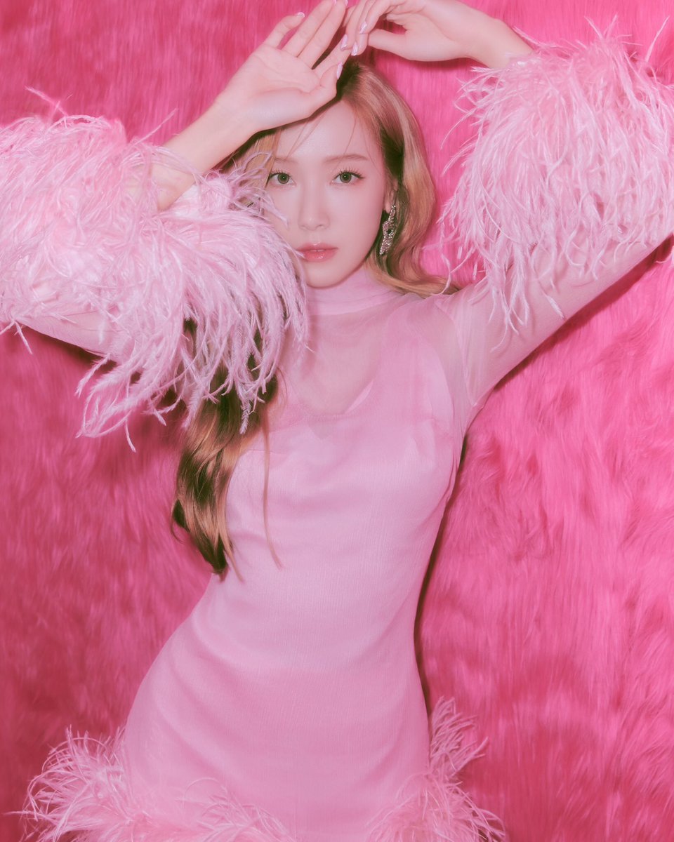 ELLEThailand's tweet photo. มีบัตรกันแล้วหรือยัง? Jessica Jung เตรียมกลับมาไทยอีกครั้งในรอบ 5 ปีกับคอนเสิร์ตครั้งใหม่ ‘Diamond Dreams Concert Tour’ ในวันที่ 31 สิงหาคม 2567 ณ อิมแพ็ค เอ็กซิบิชั่น ฮอลล์ 5 เมืองทองธานี

#ELLEThailand
#JDDTH #JessicaDiamondDreamsTH #goldenstar #jessicasyj #JessicaJung https://t.co/Ry6wAyI9rE