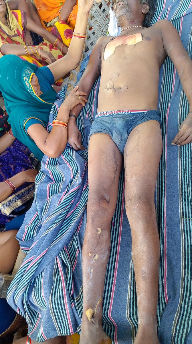 PanditVivekVis's tweet photo. आदरणीय @CMOfficeUP @prayagraj_pol सर,ग्राम प्रधान तेंदुआ कला उस्मान का पूरा एवं थाना मेजा प्रभारी द्वाराFIR नहीं लिखा जा रहा है  और किसी भी प्रकार की करवाई नहीं हो रही है जिससे पूरा #विश्वकर्मा समाज क्रोधीत है, आदरणीय शासन प्रशासन महोदय इस घटना को संज्ञान मे ले और करवाई करें https://t.co/01ngba6zcr