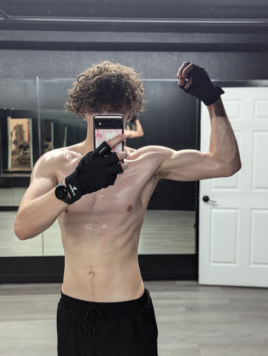SparrrowStorm's tweet photo. Yesterday was the end of week 14 and I feel *incredible*

#fitness #workoutprogress #gains https://t.co/0gCGtESrkP