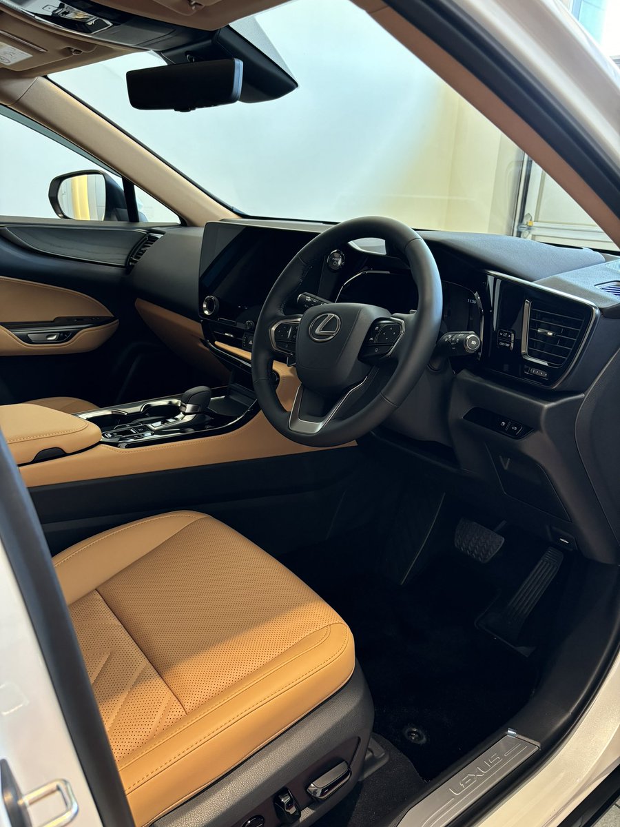 shin_od8's tweet photo. 半年以上かかって本日ようやく納車しました
LEXUS NX350h versionL
これから触る予定もなんにもないのでモデリスタぶち込んでもう満足です
ボディ色は安定のホワイト。内装は高級感を出したくてヘーゼルに設定
#LEXUS #SUV #NX350h #versionL https://t.co/c4dC7Tnlu7