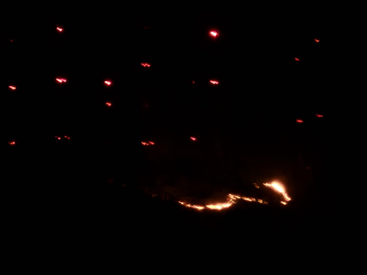 FriedChurro's tweet photo. Fire on South Mountain #Phx #AZ https://t.co/2XAng18hAd
