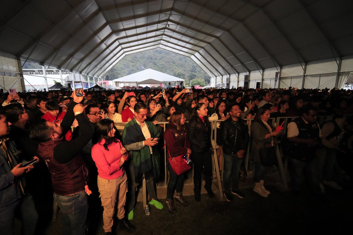 CulturaEdomex's tweet photo. ¡El segundo día del #FestivalDeLasLuciérnagas fue espectacular! 
Disfrutamos de increíbles presentaciones, talleres, literatura, gastronomía, artesanías  y el gran concierto de @dldmexico. 
Te compartimos algunos momentos especiales 📸.
¡Te esperamos mañana en el gran cierre! https://t.co/KpdmK4ganE