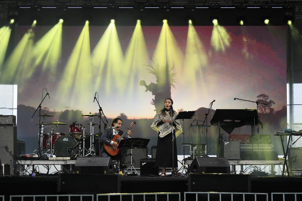 CulturaEdomex's tweet photo. ¡El segundo día del #FestivalDeLasLuciérnagas fue espectacular! 
Disfrutamos de increíbles presentaciones, talleres, literatura, gastronomía, artesanías  y el gran concierto de @dldmexico. 
Te compartimos algunos momentos especiales 📸.
¡Te esperamos mañana en el gran cierre! https://t.co/KpdmK4ganE