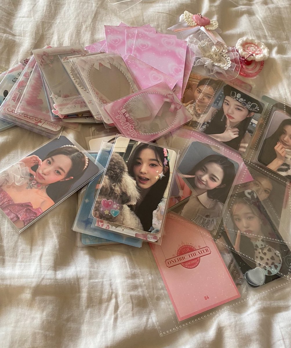 wonyricdiary's tweet photo. before                            after

this kpop photocard collecting was such a journey https://t.co/CgG65Mx9dw