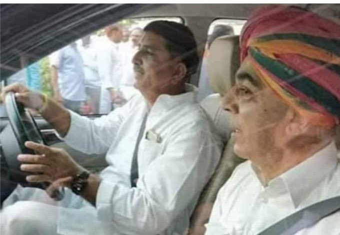 jabarsingh_9's tweet photo. गाड़ी ठाकुर की,
पेट्रोल ठाकुर का,
हाइवे ठाकुर का
यात्रा ठाकुर की
और ड्राइवर जाटो का 😂 https://t.co/lOkbqXq4p6