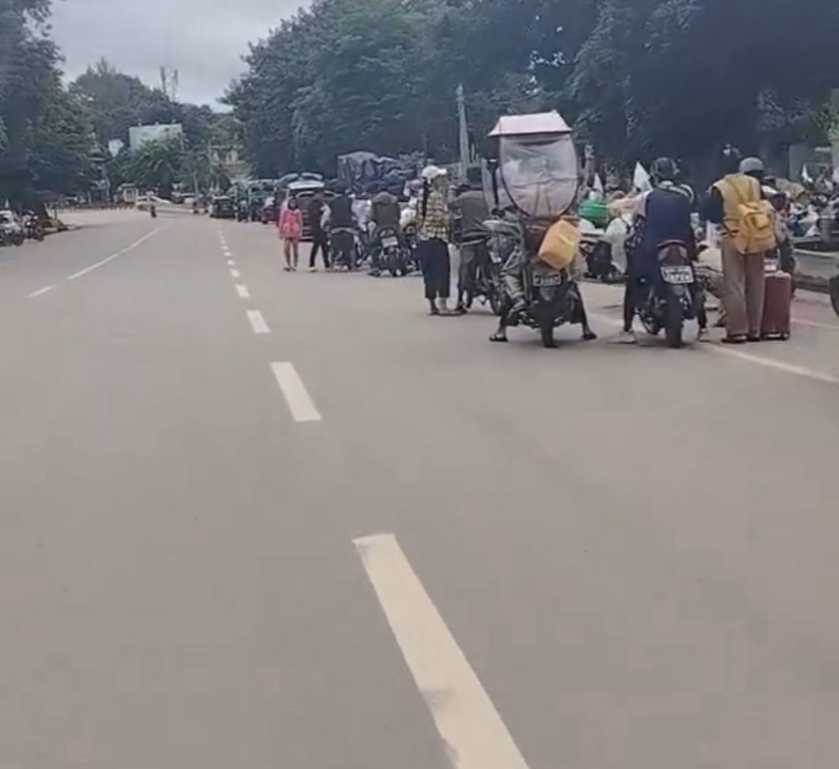 zawmoethant71's tweet photo. It's reported that the clashes in #Lashio city N/Shan state are fierce and the residents,those who try to execute the war from city were trapped at the exit of city.
https://t.co/grvpKrxJxo
#2024Jul21Coup
#WhatsHappeningInMyanmar https://t.co/2Eq7DzjCUs