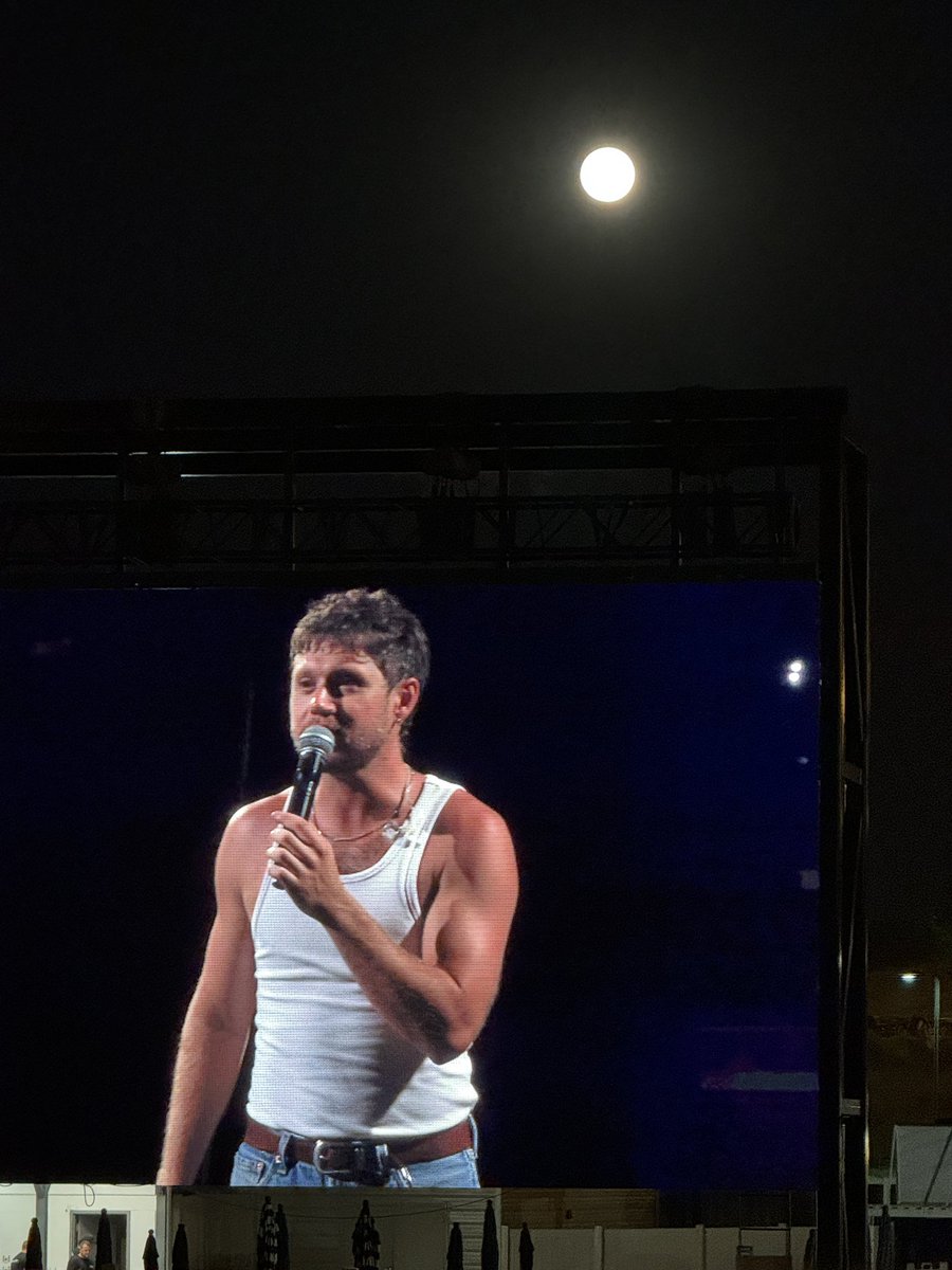 heythereivannah's tweet photo. The full moon was a paid actor at @NiallOfficial’s show tonight in Salt Lake City. https://t.co/rtf3kRlHZw