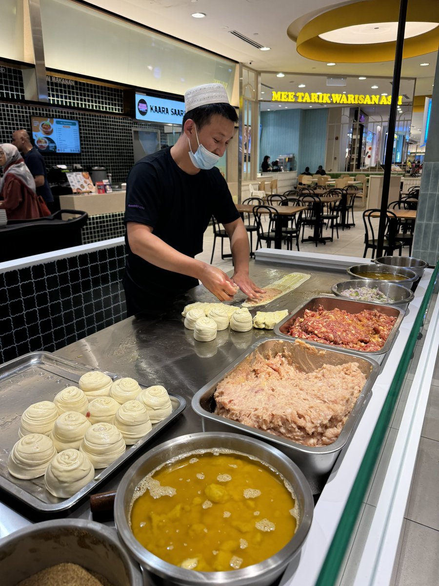acaiijawa's tweet photo. Baru perasan dah ada Mon Chinese Beef Roti kat Pavilion Bukit Jalil.

Takdelah panjang beratur 1-2 jam macam kat Bukit Bintang dulu-dulu.

Kedai ni jual 2 produk je. Beef RM6.50 dan chicken RM5.50.

Rasanya agak unik, tak pernah rasa sebelum ni. Ala-ala murtabak Johor sikit. https://t.co/mBwCQkJwbn