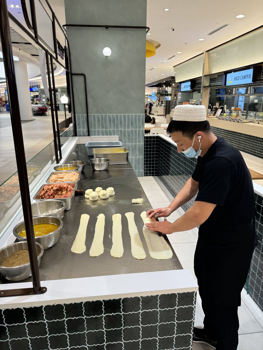 acaiijawa's tweet photo. Baru perasan dah ada Mon Chinese Beef Roti kat Pavilion Bukit Jalil.

Takdelah panjang beratur 1-2 jam macam kat Bukit Bintang dulu-dulu.

Kedai ni jual 2 produk je. Beef RM6.50 dan chicken RM5.50.

Rasanya agak unik, tak pernah rasa sebelum ni. Ala-ala murtabak Johor sikit. https://t.co/mBwCQkJwbn