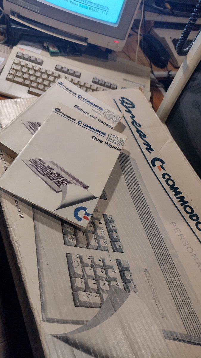 pastbytesrc's tweet photo. Caja y manuales de la Drean Commodore 128 que uso. https://t.co/bTfcTmoQXe