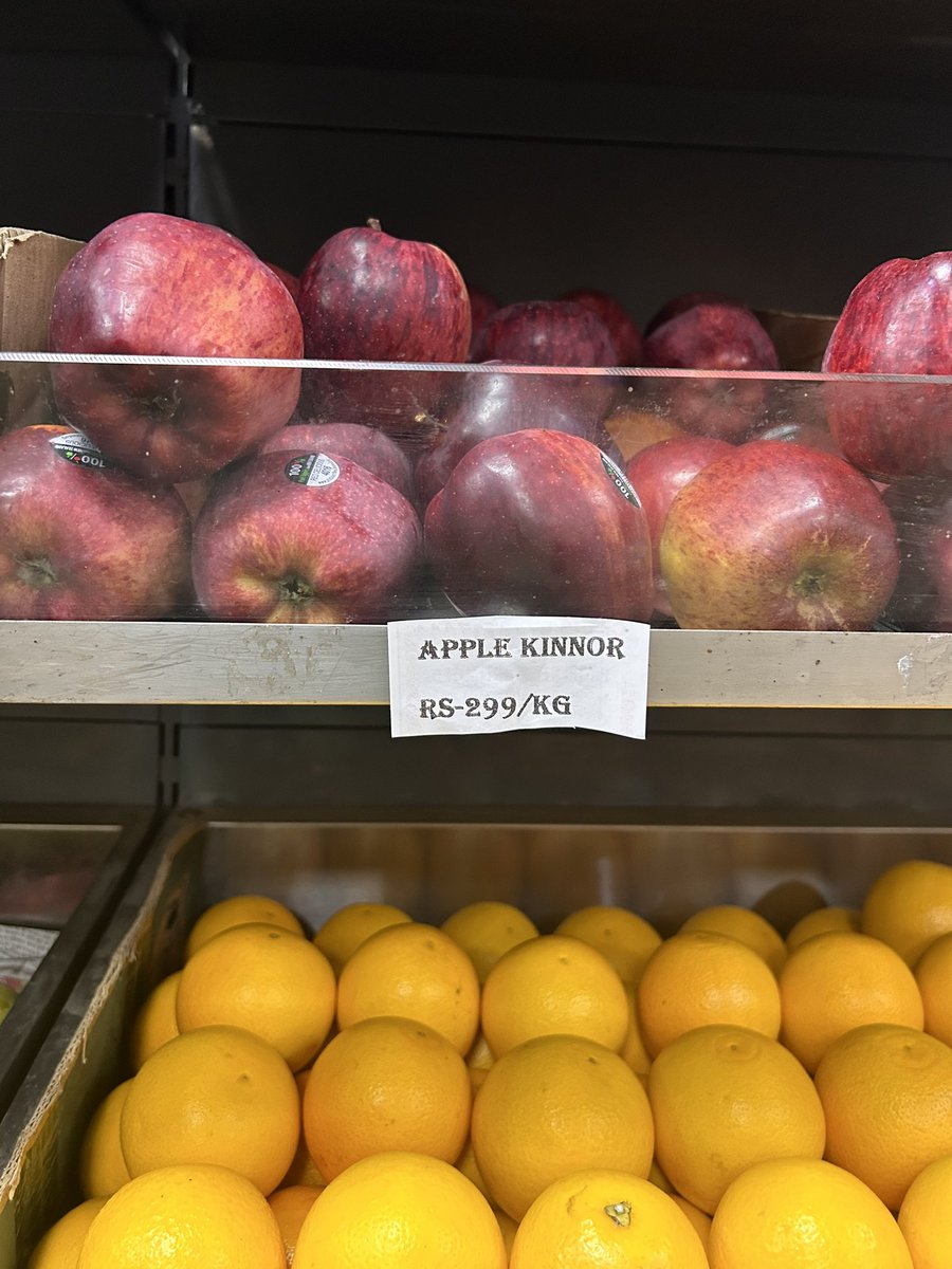 RachnaVerma08's tweet image. Look at the difference between imported 🍏 and local Kinnauri/Himachal 🍏 prices in Delhi NCR. Due to the increased import of foreign apples, local growers never get fair prices. But why bother about our #farmers or the local economy?

#SupportLocal  #PolicyFail