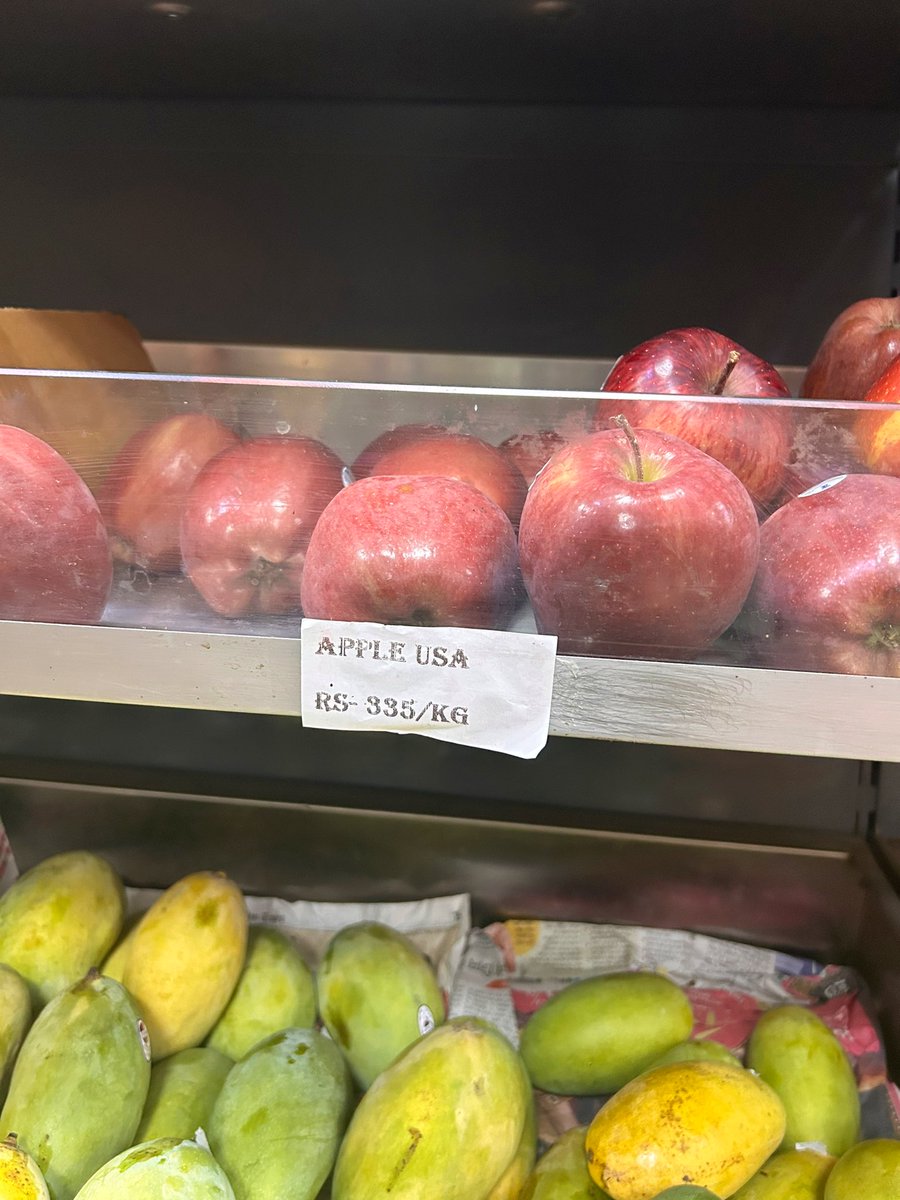 RachnaVerma08's tweet image. Look at the difference between imported 🍏 and local Kinnauri/Himachal 🍏 prices in Delhi NCR. Due to the increased import of foreign apples, local growers never get fair prices. But why bother about our #farmers or the local economy?

#SupportLocal  #PolicyFail