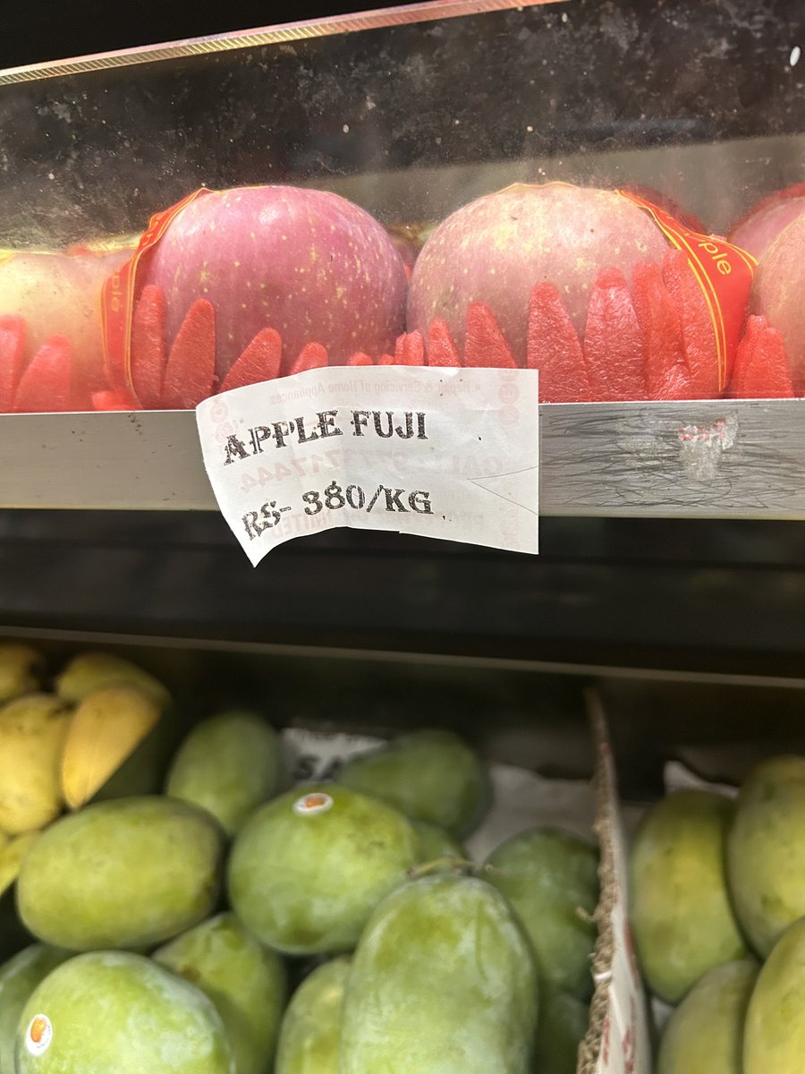 RachnaVerma08's tweet image. Look at the difference between imported 🍏 and local Kinnauri/Himachal 🍏 prices in Delhi NCR. Due to the increased import of foreign apples, local growers never get fair prices. But why bother about our #farmers or the local economy?

#SupportLocal  #PolicyFail