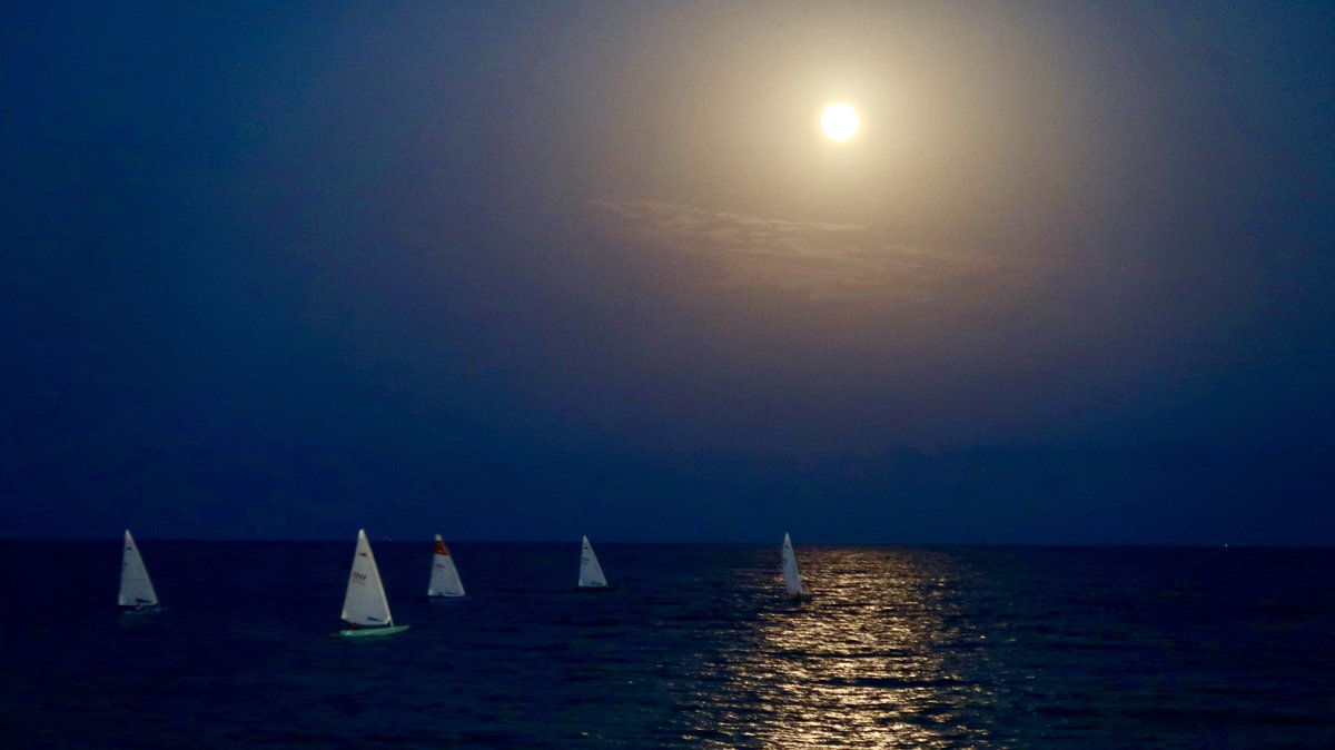 Patí de vela i lluna plena. Fantàstica estampa nàutica a #Badalona ahir amb la regata nocturna del <a href="/CNBadalona/">C.N.Badalona</a>.