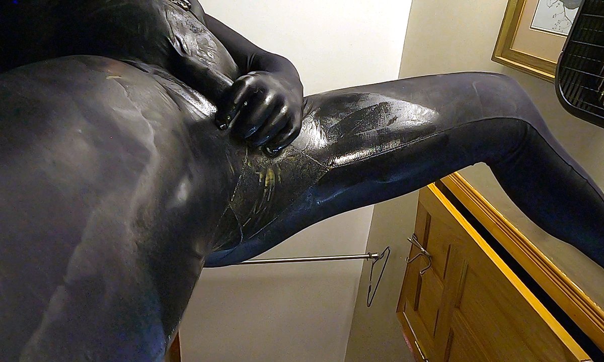 sbmudpants's tweet photo. Lots of peanut butter inside the spandex suit gave it a nice oily shine outside. Added a layer of shampoo to make it even more slimy, and it helped with cleanup too! 🐷 #gunge #sploshing #wetandmessy