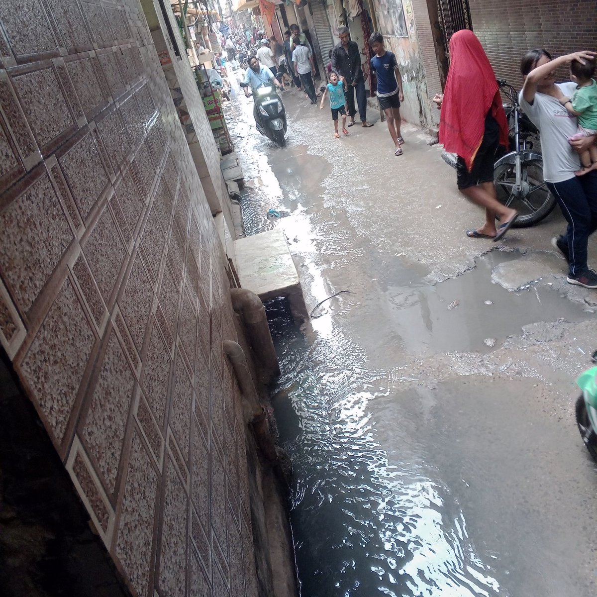 princes220819's tweet photo. @noida_authority @CeoNoida @CMOfficeUP @CP_Noida  Ye halat hai Sadarpur colony gali no. 22 Sector 45 ka... Safai karamchari aate nhi h or aate bhi h to upper upper saf kar chale jaate hai..... Road par pura Pani lag jata hai... Logo ko aane jaane me problem hoti hai... https://t.co/Y6f5aEQIWB