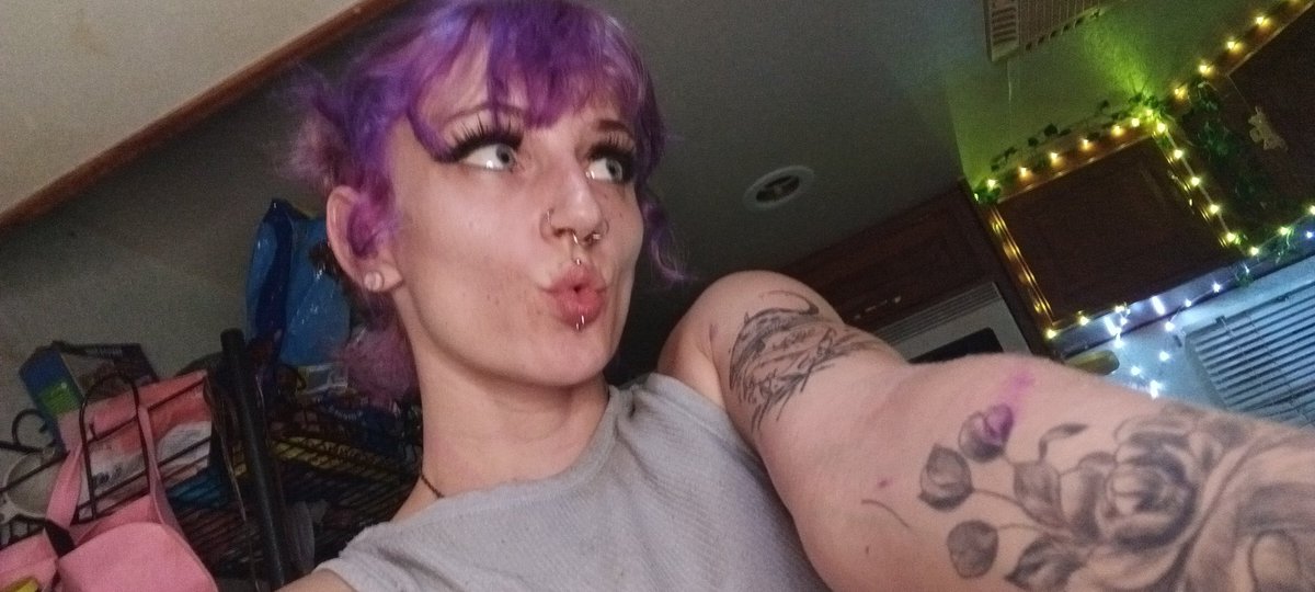 ChrissyLea42157's tweet photo. I hope everyone is having a great weekend, I decided to dfye my hair ahah https://t.co/sNxiEKbg0W