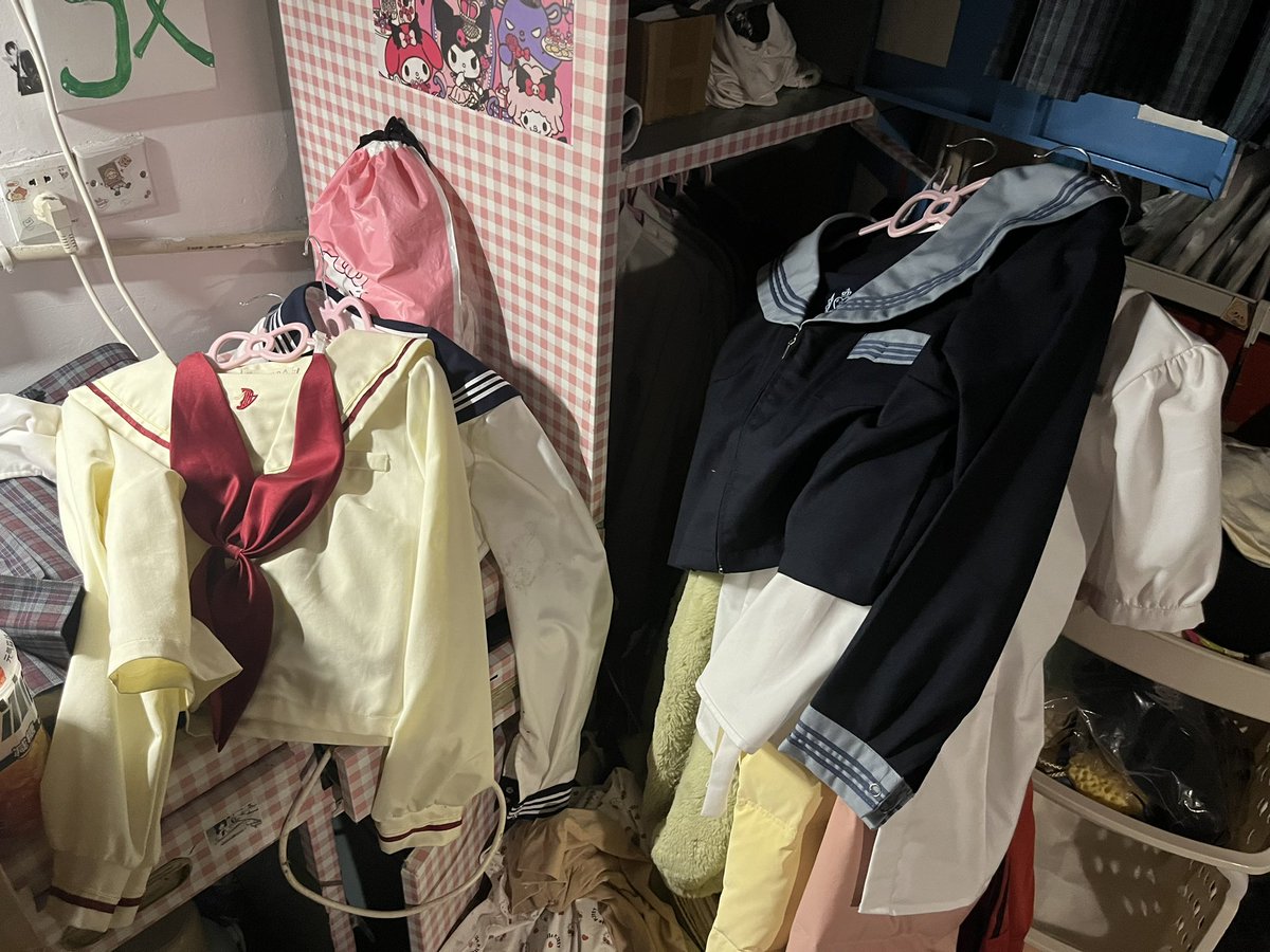chu5382's tweet photo. 收获满满啊今天，搞了几套jk+丝袜有人要吗？#女生宿舍 #内衣 #jkカメラ女子jcモデル https://t.co/5dm6uZU73L