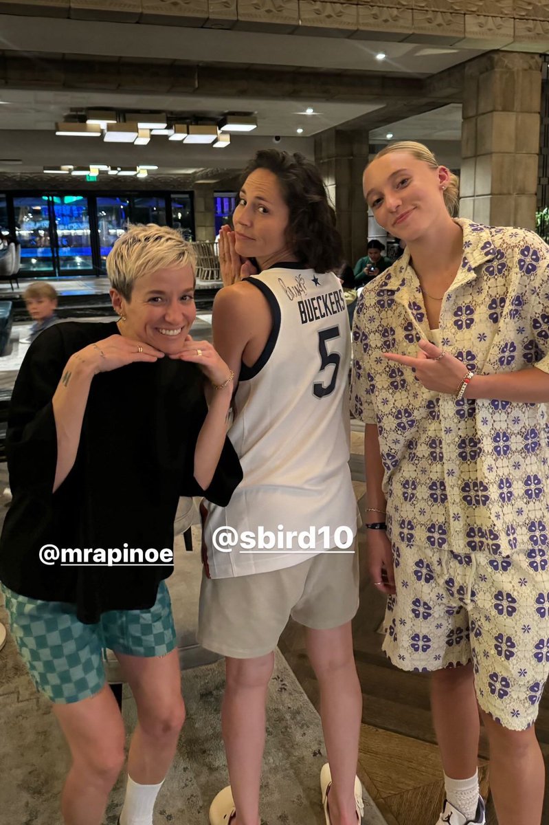 aysiacchanell's tweet photo. PAIGE WITH SUE AND MEGAN I LOVE THIS SO MUCH😭 https://t.co/dckWOGgu3T