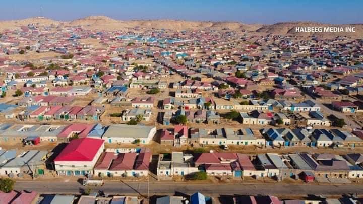 barkhad_mo81278's tweet photo. Boorama jano vs laascaanood.
Laascaanood waa meelaha ugu nolasha iyo deegaanka adag dhulka ay somalidu degdo.
#Ma leh biyo macaan oo la cabi karo
#Airport ma leh
#Dakad ma leh
#Castom ma leh
#Population ma leh.
That is the difference b/w boorama and the village of LS. https://t.co/fv1D8PjbI0
