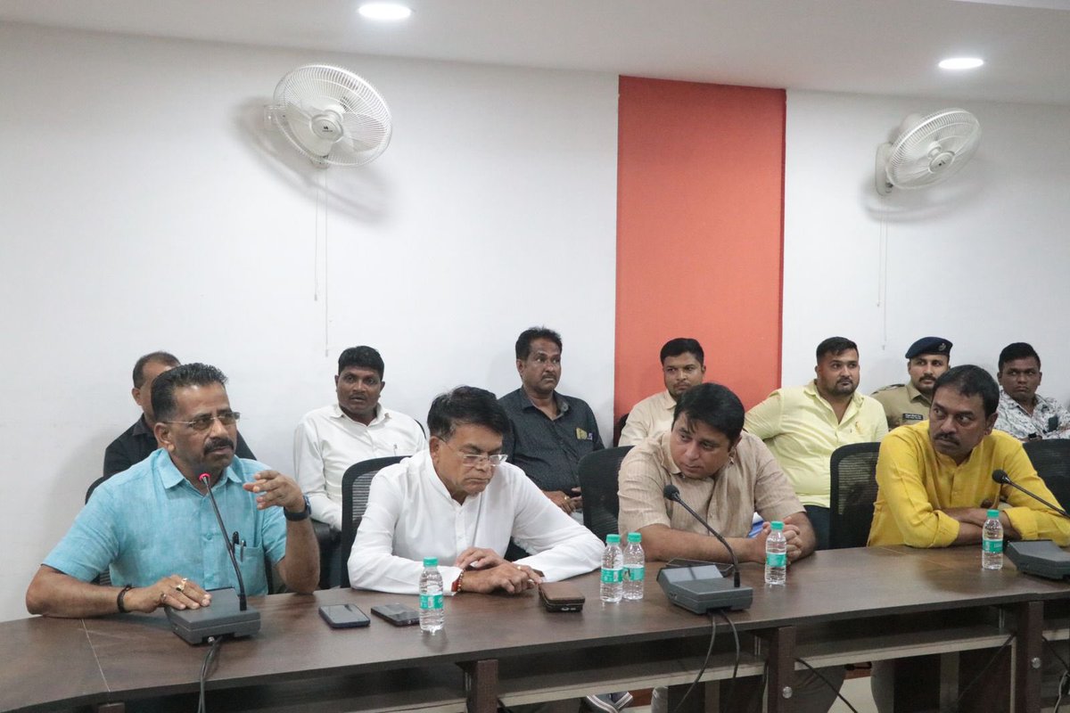 bharatpatelmla's tweet image. નેશનલ હાઈવે 48,848 અને 56 તેમજ સ્ટેટ હાઈવે અને પંચાયતી રોડ સંદર્ભે પ્રજાજનો તરફથી મળેલ પ્રશ્નો પર વલસાડ સર્કિટ હાઉસ ખાતે વલસાડ-ડાંગ લોકસભા બેઠકના સાંસદ શ્રી @dhaval241086 ની અધ્યક્ષતામાં આયોજિત બેઠકમાં સરકારી અધિકારીશ્રીઓ-પ્રોજેક્ટ ડાયરેક્ટ, તંત્રના અધિકારીશ્રીઓ સાથે ચર્ચા કરી.