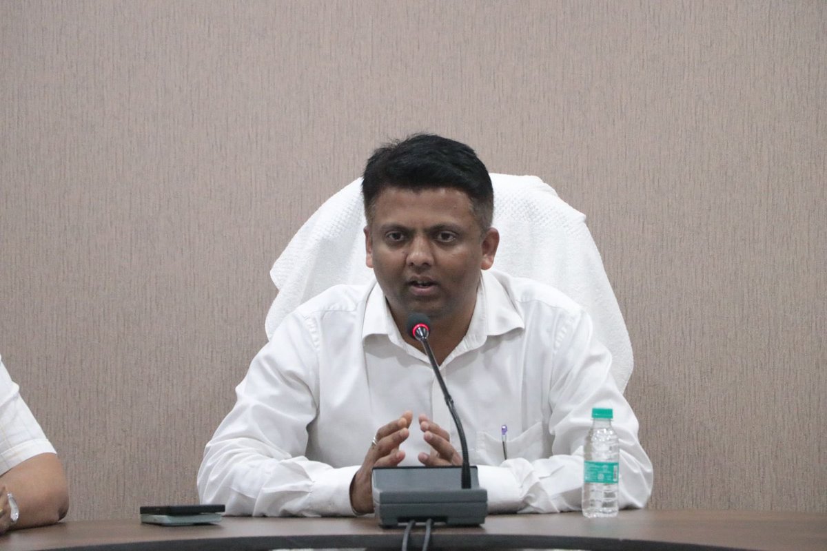 bharatpatelmla's tweet image. નેશનલ હાઈવે 48,848 અને 56 તેમજ સ્ટેટ હાઈવે અને પંચાયતી રોડ સંદર્ભે પ્રજાજનો તરફથી મળેલ પ્રશ્નો પર વલસાડ સર્કિટ હાઉસ ખાતે વલસાડ-ડાંગ લોકસભા બેઠકના સાંસદ શ્રી @dhaval241086 ની અધ્યક્ષતામાં આયોજિત બેઠકમાં સરકારી અધિકારીશ્રીઓ-પ્રોજેક્ટ ડાયરેક્ટ, તંત્રના અધિકારીશ્રીઓ સાથે ચર્ચા કરી.